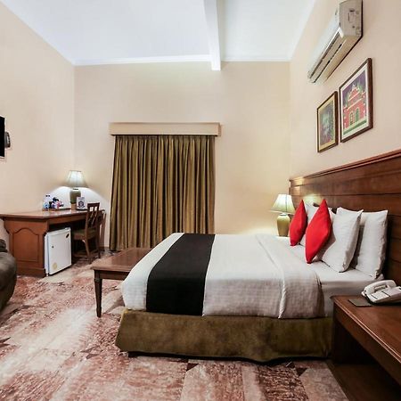 Capital O 10953 Dayal Lodge - A Boutique Hotel Агра Екстер'єр фото