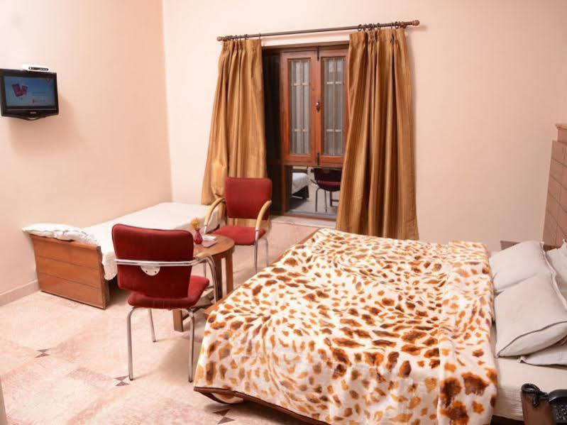 Capital O 10953 Dayal Lodge - A Boutique Hotel Агра Екстер'єр фото